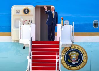 SEPANG, Oct 27 --   United States President Donald Trump departs Malaysia for Japan this morning after attending the 47th ASEAN Summit and related meetings in Kuala Lumpur.

The official aircraft, Air Force One, takes off at 10.06 am, marking the conclusion of Trumps two-day visit to Malaysia, his first since returning to office earlier this year as part of his Asia tour.

-- fotoBERNAMA (2025) COPYRIGHT RESERVED

 SEPANG, 27 Okt --  Presiden Amerika Syarikat, Donald Trump, bertolak dari Malaysia ke Jepun pagi ini selepas menghadiri Sidang Kemuncak ASEAN ke-47 dan mesyuarat berkaitan di Kuala Lumpur.

Pesawat rasmi, Air Force One, yang berlepas pada 10.06 pagi, menandakan berakhirnya lawatan dua hari Trump ke Malaysia, lawatan pertamanya sejak kembali memegang jawatan awal tahun ini sebagai sebahagian daripada jelajah Asia.


-- fotoBERNAMA (2025) HAK CIPTA TERPELIHARA