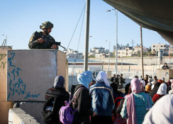 Muslim Palestinian women cross the Qalandiya checkpoint, outside of the West bank city of Ramallah, on April 15, 2022, Palestinian Muslims are heading to Jerusalem to attend Friday prayers of the fasting month of Ramadan at the Al-Aqsa mosque compound. Photo by Flash90 *** Local Caption *** קלנדיה
רמאדן
רמדאן
פלסטיני
מחסום