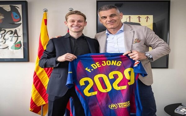 برشلونة يجدد عقد فرينكي دي يونج حتى 2029