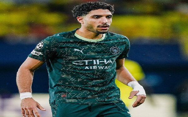 عمر مرموش على مقاعد بدلاء مانشستر سيتي أمام أستون فيلا في الدوري الإنجليزي
