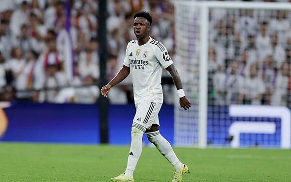 فينيسيوس يعتذر لجماهير ريال مدريد بعد واقعة الكلاسيكو: الحماسة غلبتني