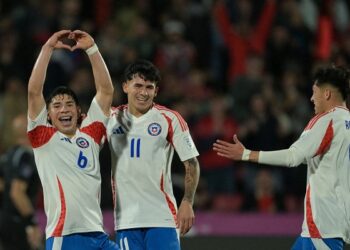 بسبب بطاقتين صفراوين.. منتخب مصر يخسر وصافة المجموعة لتشيلي وينتظر التأهل من بوابة أفضل الثوالث