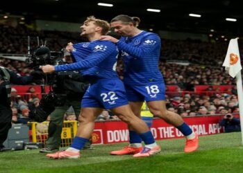 طرد غريب يهز اللقاء.. إيفرتون يصعق مانشستر يونايتد في أولد ترافورد بهدف هال