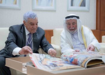 زاهي حواس يقدم "أعظم كتاب عن الآثار المصرية" لسمو الشيخ سلطان القاسمي في معرض الشارقة الدولي للكتاب