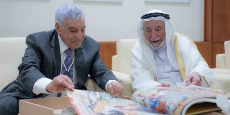 زاهي حواس يقدم "أعظم كتاب عن الآثار المصرية" لسمو الشيخ سلطان القاسمي في معرض الشارقة الدولي للكتاب