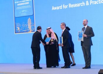 منتدى الجنوب العالمي يمنح فيصل بن معمر جائزة : البحث والتطبيق في التنمية العالمية .