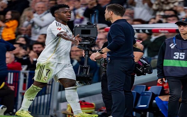 يرفض التجديد بسبب توتره مع ألونسو.. فينيسيوس يصدم ريال مدريد
