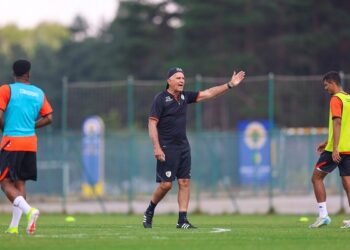 كيروش ينتقد الدوري العُماني: كرة القدم «نائمة» والجماهير غائبة عن الملاعب