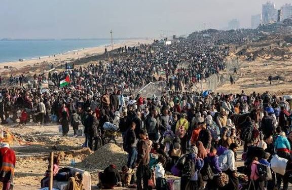 هآرتس: كشف شبكة تهجير الفلسطينيين من غزة لدول ثالثة
