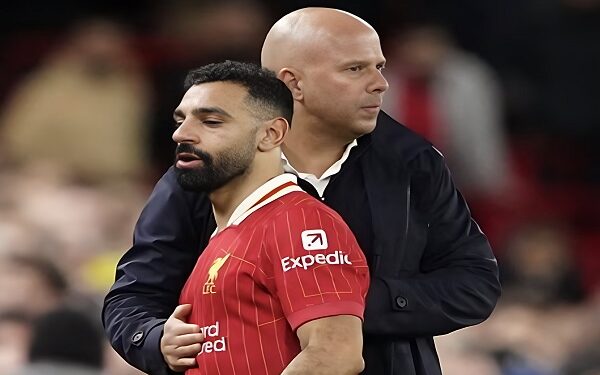 سلوت يكشف موقف محمد صلاح قبل مواجهة برايتون ويعلّق على استبعاده الأوروبي