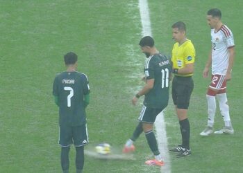 بالصور.. أمطار غزيرة توقف مواجهة السعودية والإمارات في كأس العرب