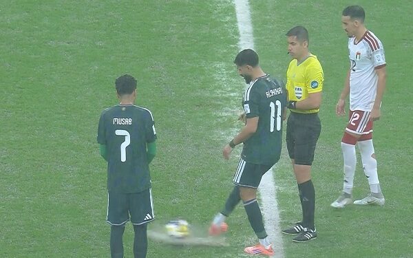 بالصور.. أمطار غزيرة توقف مواجهة السعودية والإمارات في كأس العرب