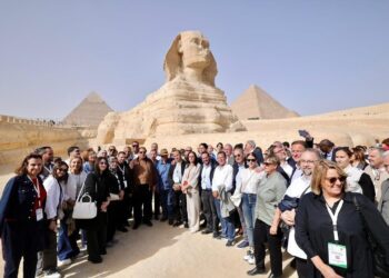 من أمام تمثال أبو الهول زاهي حواس يلتقي رؤساء برلمانات البحر المتوسط