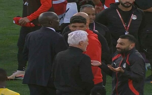 منتخب مصر ينفي تصريحات هوجو بروس حول محمد صلاح بعد الفوز على جنوب إفريقيا