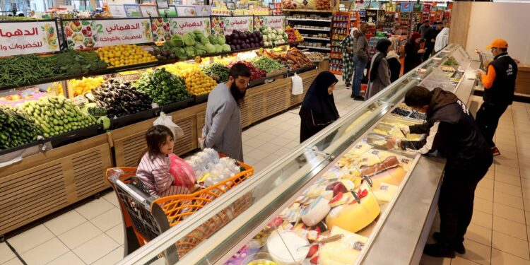 صدمة تعويم جديدة تهز ليبيا: خفض الدينار 14.7% يفتح باب الغلاء والاحتجاجات