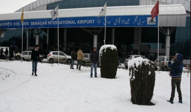 تعليق الطيران وإغلاق الطرق في كشمير بسبب الثلوج الكثيفة