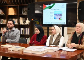 سفارة دولة فلسطين تنظم يومًا ثقافيًا يسلط الضوء على الحضور الفلسطيني الفكري في فعاليات معرض القاهرة الدولي للكتاب القاهرة – المركز الإعلامي- 26 يناير 2026 – نظمت سفارة دولة فلسطين لدى جمهورية مصر العربية يوما ثقافيا، داخل المركز الثقافي للسفارة، وذلك بالتزامن مع فعاليات معرض القاهرة الدولي للكتاب، حيث أفردت مساحات فكرية في مجالات السرد والنثر والشعر والبحث العلمي ، وذلك بحضور المستشار الثقافي لسفارة دولة فلسطين بالقاهرة ناجي الناجي ، وحشد من المثقفين والأدباء والمفكرين والشخصيات العامة. وأكد المستشار ناجي الناجي في كلمته الافتتاحية على قيمة الفعل الثقافي والفكري في كافة مراحل النضال الفلسطيني والتي ساهمت في توثيق الحقيقة الفلسطينية وحمل راية الدفاع عن السردية الفلسطينية للحفاظ على الذاكرة الوطنية، ومقاومة حرب المحتل على الهوية الفلسطينية ، مؤكدا حرص السفارة على استضافة الكتاب والأدباء والشعراء الفلسطينيين لمناقشة أحدث الإصدارات الفلسطينية والنتاجات الإبداعية، ولتسليط الضوء على روافد الثقافة والفكر الفلسطيني، وتعزيز حضور الحقيقة الفلسطينية في مواجهة محاولات الطمس والتزييف وإسكات صوت الإبداع. استهلت الفعاليات التي أدارها مسؤول الشؤون الأكاديمية والبحثية بقسم الشؤون الثقافية إياد أبو الهنود، باستضافة الناقد الدكتور المؤرخ محمد البوجي حيث وقع موسوعة «التجربة الأدبية في فلسطين»، متحدثا حول تجربته الأدبية ومسيرته الفكرية والثقافية واصداراته المتنوعة، لافتا النظر إلى أهمية إعلاء الصوت الفلسطيني في كافة المحافل الثقافية والإبداعية لتحقيق طموحات شعبنا في تجاوز المآلات التدميرية للحرب ونتائجها المباشرة على المواطن الفلسطيني. ثم استعرض الشاعر رائد قديح الإصدارات الفلسطينية المشاركة في المعرض ، وكذلك مناقشة تجربته الأدبية والمؤسسية في صناعة النشر ، وحرصه على صون السردية الفلسطينية والارث الثقافي والفكري الفلسطيني بالرغم من الاشكاليات التي تحول دون ذلك واصفا ايها بالمعركة الموازية . ثم تم عقد لقاء ثقافي فكري مع الكاتبة رولا غانم للاحتفاء بفوزها بجائزة كتارا للرواية العربية المنشورة ، حيث أكدت غانم أن الكتابة عن فلسطين تعكس تجسيد البطولة في الحياة العادية للانسان الفلسطيني باعتبارها جزء من الدفاع عن الحق الفلسطيني المشروع في الحفاظ على الوطن . اختتمت فعاليات اليوم بقراءات شعرية ونثرية «من وإلى غزة»، شارك فيها الأدباء هبة الآغا، ومريم الخطيب، وفهد شهاب، ومنة بشير، كما ألقى الشاعران خليل حسونة ولين الوعري قصائد مسّت مشاعر الجمهور.