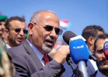 عيدروس الزبيدي يعلن مسار استقلال الجنوب وسط تصعيد عسكري في حضرموت