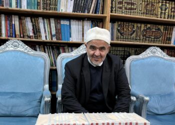الدكتور على الصلابى يتسلم النسخة الاولى من الموسوعة