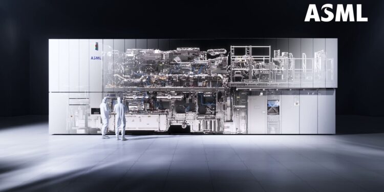 تتربع ASML على عرش قطاع معدات أشباه الموصلات، محتلة المرتبة الأولى من بين 28 شركة