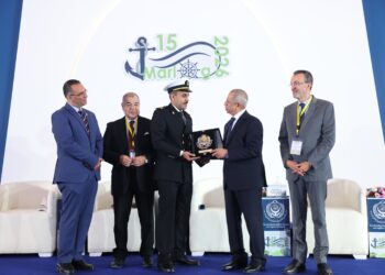 رئيس الأكاديمية العربية يكرم أحمد عمر بطل واقعة إنقاذ "مهاجر في البحر المتوسط" في ختام مارلوج 15