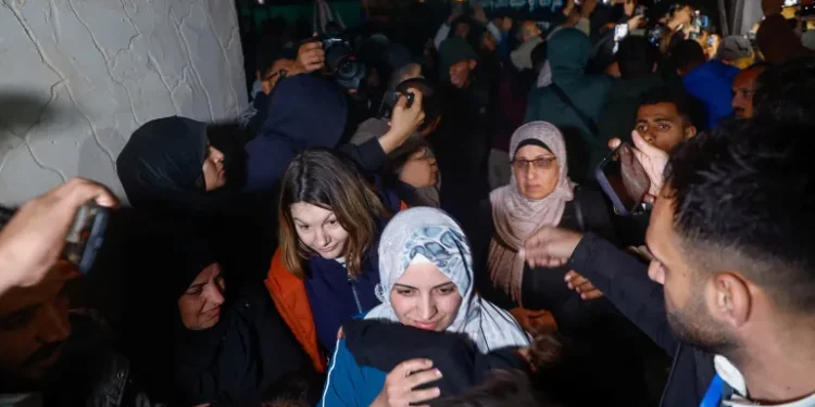 انطلاق أول رحلة عودة محدودة لسكان غزة عبر رفح