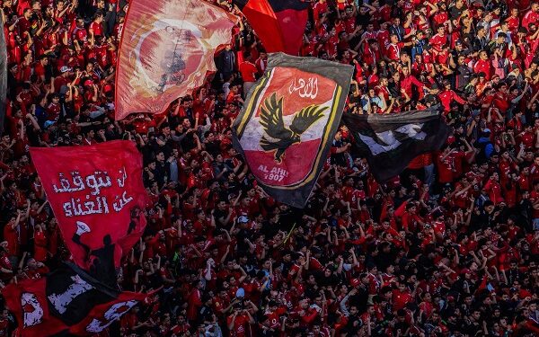 كاف يندد بسلوك جماهير الأهلي أمام الجيش الملكي ويحوّل الواقعة للجنة الانضباط