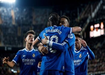 ريال مدريد يفوز على فالنسيا 2-0 ويقترب من صدارة الدوري الإسباني