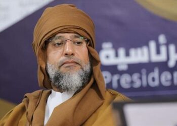 مقتل سيف الإسلام القذافي: ماذا حدث؟ أعلنت مصادر ليبية، مساء الثلاثاء 3 فبراير 2026 وفاة سيف الإسلام معمر القذافي (53 عامًا)، نجل الزعيم الليبي الراحل معمر القذافي، في ظروف غامضة وفق ما نقلته وسائل إعلام محلية ومصادر مقربة من عائلته وممثليه السياسيين. وفاة سيف الإسلام تأكدت رسميًا عبر عبدالله عثمان، مستشار ورئيس الفريق السياسي لسيف الإسلام، الذي نعى المتوفى دون تقديم تفاصيل واضحة عن كيفية وقوع الحادث. ما تشير إليه التقارير حول ملابسات الوفاة 🔹 الاغتيال داخل منزله: ذكرت تقارير متعددة أن سيف الإسلام قُتل إثر عملية اغتيال نفذها أربعة مسلحين مجهولين اقتحموا منزله بمكان إقامته في الزنتان غربي ليبيا، بعد تعطيل كاميرات المراقبة، قبل إطلاق النار عليه مباشرة. 🔹 اشتباكات مسلحة: هناك روايات أخرى من بعض المصادر المحلية تشير إلى أن مقتله كان نتيجة اشتباكات مسلحة اندلعت في المنطقة التي كان يقيم فيها جنوب الزنتان، دون تحديد من كانت له اليد العليا أو الجهة التي أطلقت النار. 🔹 تضارب الروايات: بعض التقارير أشارت إلى تضارب في الروايات حول ما إذا كانت الحادثة اغتيالًا مباشرًا أم في سياق اشتباك مسلح مع أفراد آخرين، ولا تزال الجهات الرسمية الليبية بعيدة عن إصدار بيان شامل يوضح التفاصيل الدقيقة. ردود الفعل المحلية والرسمية 🔹 التحقيق القضائي: أعلن النائب العام الليبي فتح تحقيق رسمي في واقعة مقتل سيف الإسلام، في محاولة لكشف ملابسات الحادث وتحديد المسؤولين عنه. 🔹 إنكار مشاركة بعض الفصائل: نفى اللواء 444 الليبي مسؤوليته أو أي علاقة له بعملية القتل، مؤكدًا أنه لا يوجد أمر منه بمتابعة سيف الإسلام أو تنفيذ أي عملية ضدّه في الزنتان. 🔹 صمت رسمي أوسع: حتى الآن لا توجد بيانات رسمية من حكومة ليبيا أو الأجهزة الأمنية العليا تؤكد هوية منفذي العملية أو دوافعهم، مما يزيد من الغموض حول الحادث. خلفية شخصية وسياسية عن سيف الإسلام ولد سيف الإسلام القذافي في 25 يونيو 1972 في طرابلس، وكان يُنظر إليه لفترة طويلة كأحد أبرز وجوه نظام والده السياسي، ولا سيما في بداية الألفية الجديدة حين لعب أدوارًا في بعض المفاوضات الدولية. بعد ثورة 2011 التي أطاحت بنظام معمر القذافي وقتلت الأخير، اعتُقل سيف الإسلام وحُكم عليه بالإعدام غيابيًا من قضاء ليبي بتهم تتعلق بقمع الاحتجاجات العنيفة. أُفرج عنه لاحقًا عام 2017 بموجب عفو عام، وظل يعيش في الزنتان، وفي 2021 أعلن نيته الترشح لانتخابات رئاسية ليبية قبل أن يتم استبعاد ملفه، في خطوة أثارت جدلًا واسعًا داخل المشهد السياسي الليبي. السياق السياسي والأمني في ليبيا الساحة الليبية تشهد انفلاتًا أمنيًا واستمرارًا للصراعات بين فصائل مسلحة متعددة، ما يجعل من الصعب في كثير من الأحيان تحديد المسؤوليات الحقيقية وراء عمليات اغتيال الشخصيات البارزة. كما أن غياب دولة موحدة وقوات أمن مركزية قوية أسهم في خلق حالة غموض دائم حول الحوادث الأمنية الكبرى. لماذا يكتنف الحادث الغموض؟ هناك عدة عوامل تجعل من حادثة مقتل سيف الإسلام القذافي غير واضحة في تفاصيلها حتى الآن: غياب تصريحات رسمية مفصلة من المؤسسات الليبية المعنية. تضارب الروايات الإعلامية المحلية بين اغتيال مباشر واشتباكات مسلحة. عدم تحديد الجهة المنفذة حتى اللحظة، سواء كانت فصيلًا مسلحًا معينًا أو جهة خارجية أو دوافع شخصية/سياسية. الخلاصة سيف الاسلام القذافى
