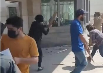 محتجون يقتحمون  السفارة الأمريكية بإسلام آباد