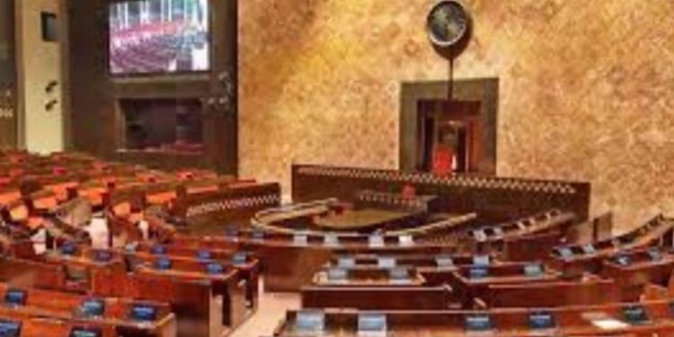 نواب المعارضة الهندية يحتجون على نقص الغاز