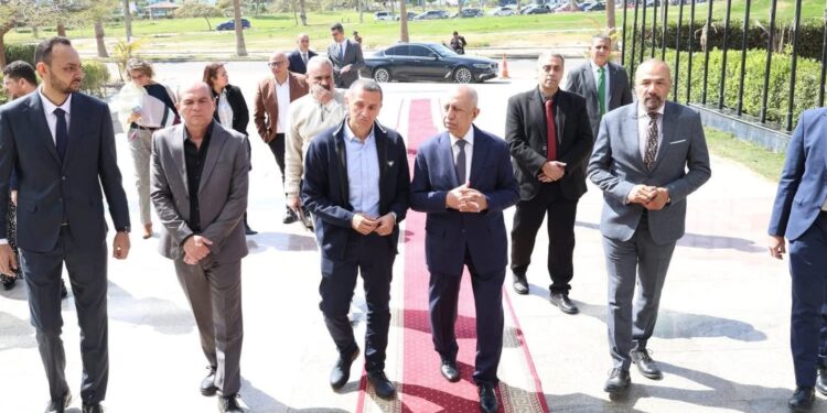 رئيس الأكاديمية العربية يستقبل محافظ أسوان بالقرية الذكي لبحث التعاون المشترك