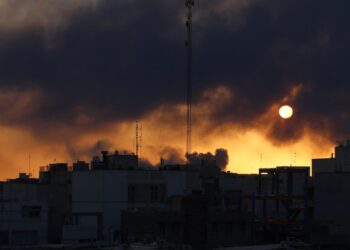 درون على القنصلية الأمريكية بدبي وطهران تهدد