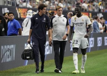 إصابات وقلة مشاركة.. مستقبل ميندي مع ريال مدريد يثير الجدل
