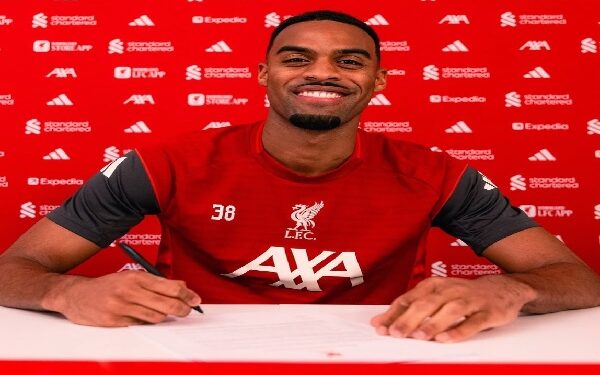 ليفربول يجدد عقد جرافنبيرخ حتى 2032 بعد تألقه مع الفريق