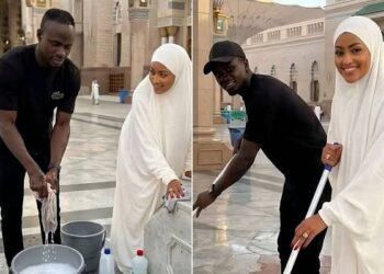 ساديو ماني وزوجته يشاركان في تنظيف الساحات الخارجية للمسجد النبوي