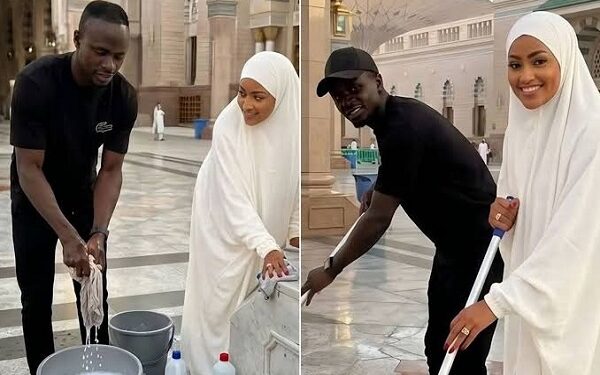 ساديو ماني وزوجته يشاركان في تنظيف الساحات الخارجية للمسجد النبوي
