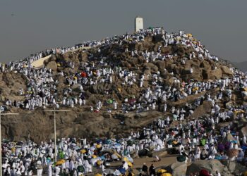 الحجيج، يتوجهون الى بالدعاء راجين العفو والمغفرة..( اللهم اجعلنا معهم يارب العالمين)