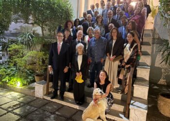 زاهي حواس يقدّم عرضاً لإنجازات البعثة الإسبانية بسقارة خلال اجتماع "مجموعة كليوباترا" بضيافة السفير الإسباني