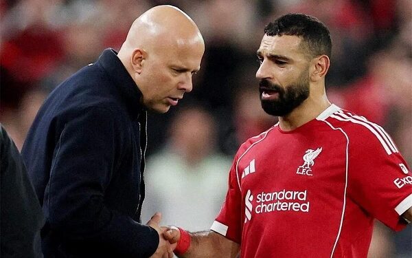 سلوت يوضح سبب استبعاد محمد صلاح.. ويؤكد: لا يزال بإمكاننا العودة أمام باريس