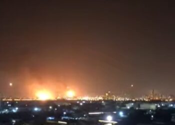 انفجارات وصواريخ تستهدف منشأة الجبيل الصناعية