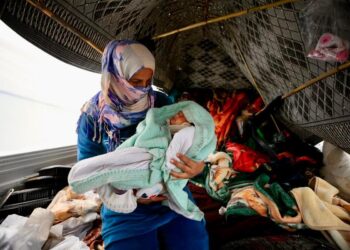 امرأة نازحة تحمل رضيعها داخل خيمة في صيدا، لبنان. (وكالة شينخوا)
15 مارس 2026