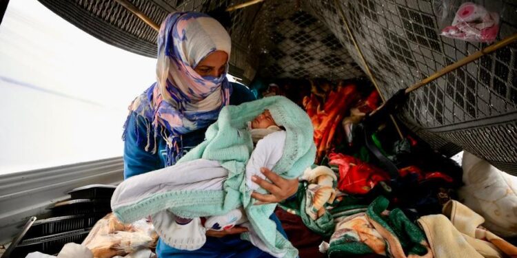 امرأة نازحة تحمل رضيعها داخل خيمة في صيدا، لبنان. (وكالة شينخوا)
15 مارس 2026