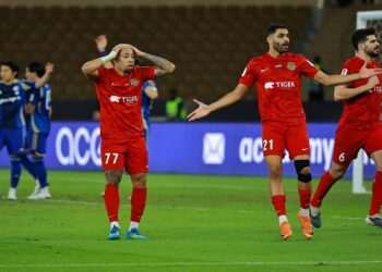 شباب الأهلي يتمسك بحقه ويؤجل مغادرة جدة انتظارًا لقرار آسيوي