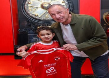 الخطيب يكرّم الطفل سليم في الأهلي قبل نهائي إفريقيا للطائرة