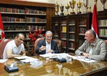 الخطيب يناقش ملف الكرة مع منصور وعبد الحفيظ استعدادًا للمرحلة المقبلة