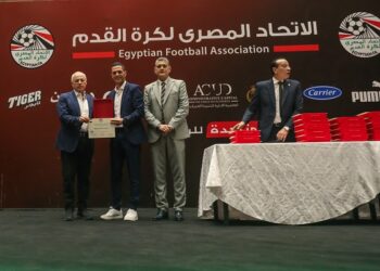 تكريم محمود وفا يشعل الغضب في الأهلي ويزيد حدة الأزمة مع اتحاد الكرة