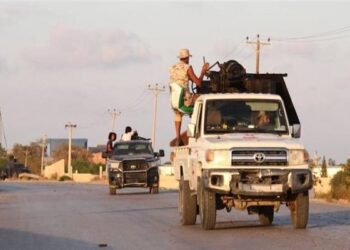 قتيلان و9 جرحى في اشتباكات الزاوية.. قذائف تضرب مستودعًا نفطيًا وتوقف المصفاة بالكامل