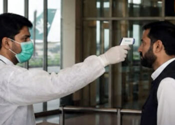 باكستان تشدد إجراءات المطارات بعد تفشي فيروس إيبولا