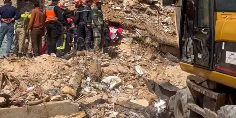 مصرع 15 شخصًا بينهم طفلتان في انهيار عقار سكني بمدينة فاس المغربية